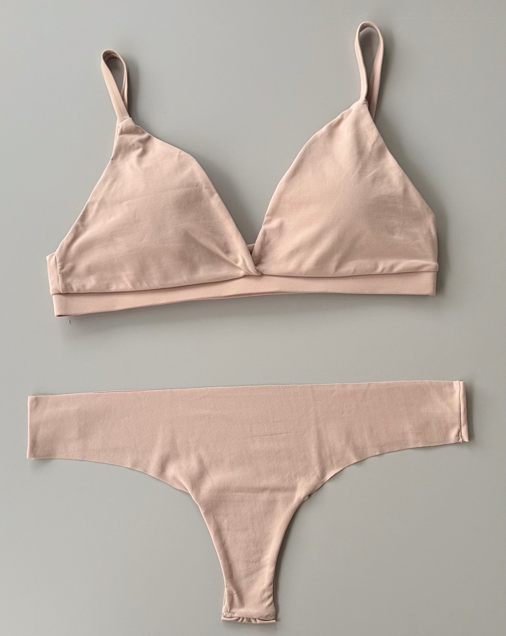 Set: Top Estilo Bra + Comfy Panty Estilo Tanga Sin Costuras
